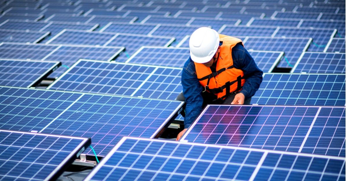 Tecnico al lavoro su un impianto fotovoltaico