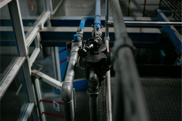 Valvola motorizzata su tubazioni di impianto tecnologico in locale macchine