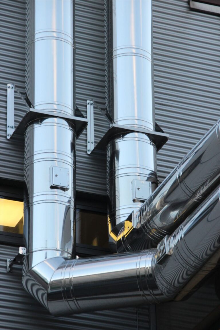 Canne fumarie in acciaio inox di una centrale termica su parete industriale